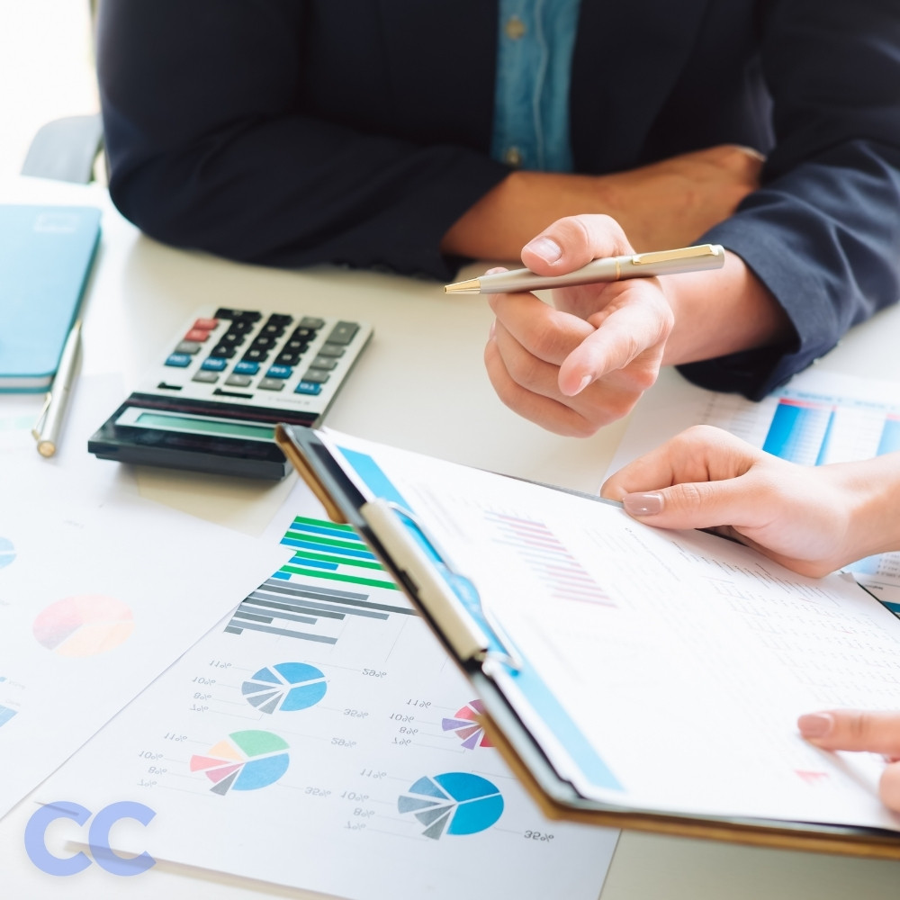 ein bild von einer beratung durch corevis consulting. man sieht zwei personen mit einem chart, eine person berät die andere